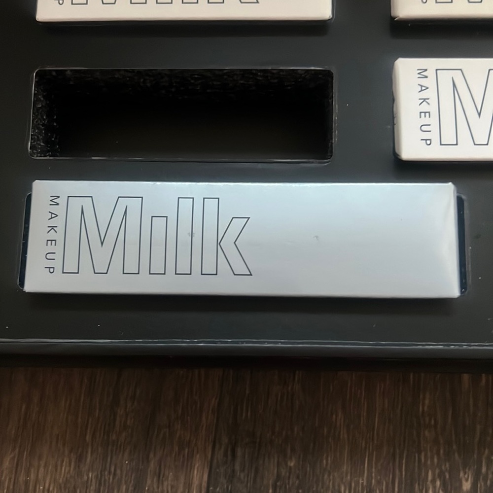 Milk Mascara in Boom